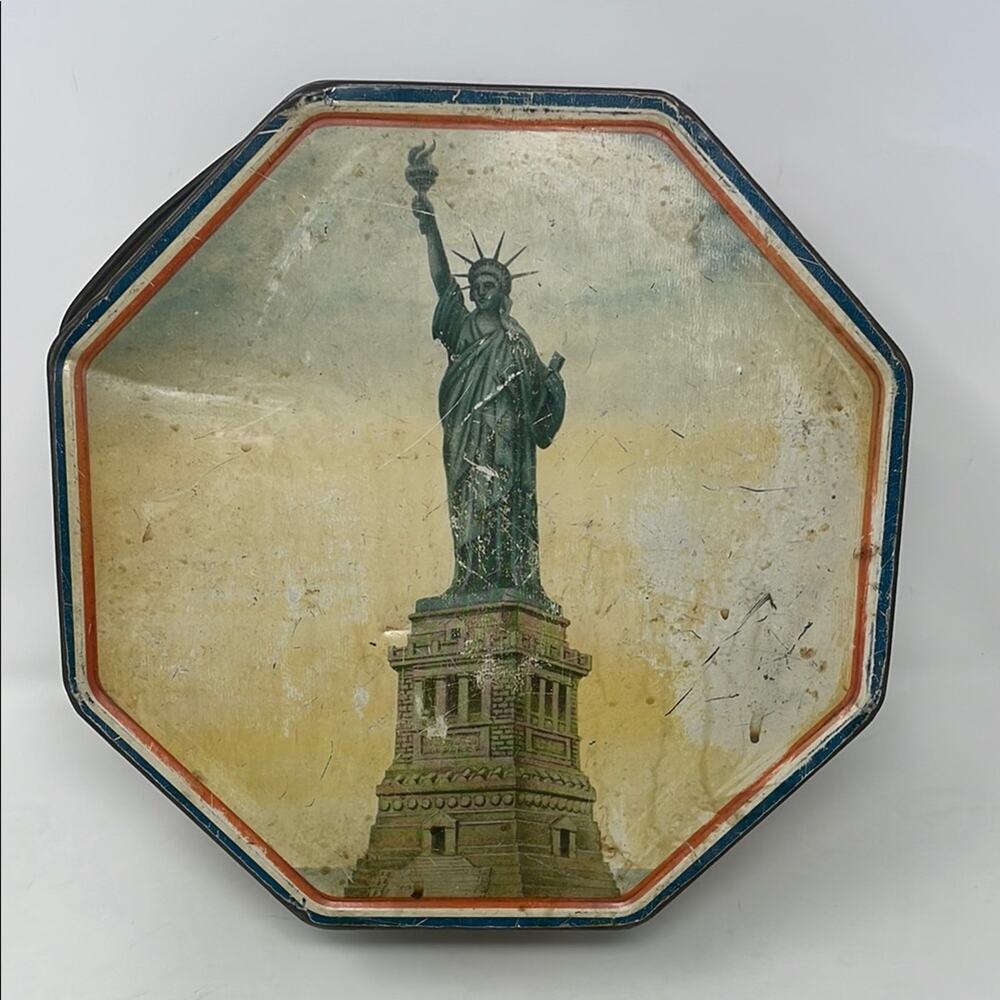 Vintage Made in the USA Loose-Wiles Biscuit Company Statue of Liberty Tin